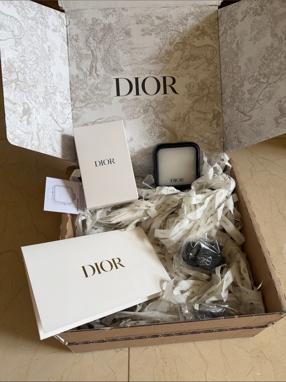 Dior Phone Light selfie light Black and Cream Branded Compact with Accessories - Picture 9 of 12